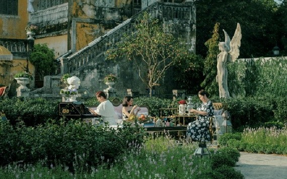 在順化市安定宮後院搭建的白茶園作為《剩女伎倆多５》的主要背景。