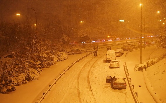 1月9日，西班牙馬德里，人們在大雪中把車停在高速公路上。（圖源：路透社）