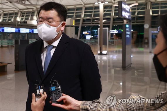  1月9日，在仁川機場，韓國外交部第一次官（副部長）崔鍾建啟程赴伊朗前接受記者採訪。 （圖源：韓聯社）