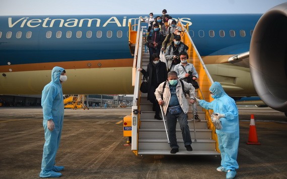 圖為從外國返回的越南公民在雲屯國際機場下機。（圖源：VOV）