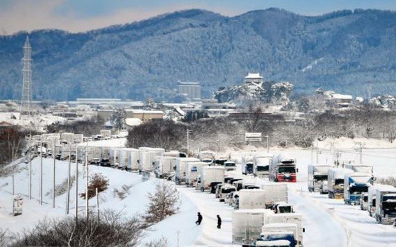 大雪天行路難，車道上車輛排起長龍。（圖源：互聯網）