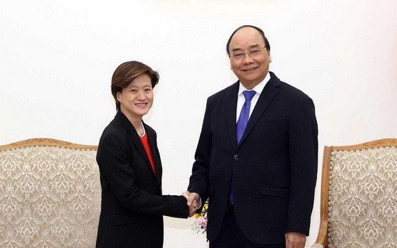 政府總理阮春福（右）接見新加坡駐越大使。（圖源：越通社）