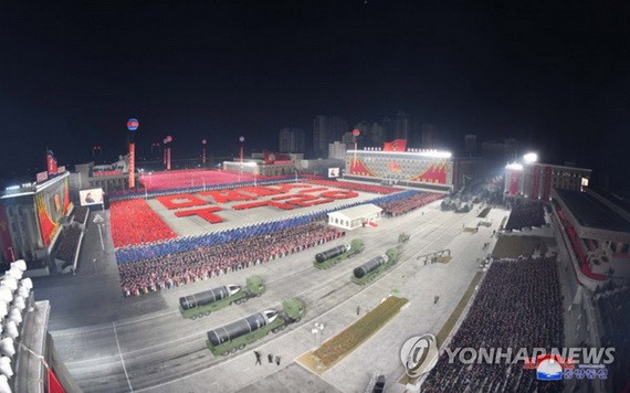 朝鮮14日晚舉行閱兵式紀念勞動黨第八次全國代表大會。圖為從空中俯瞰閱兵式。（圖源：韓聯社/朝中社）