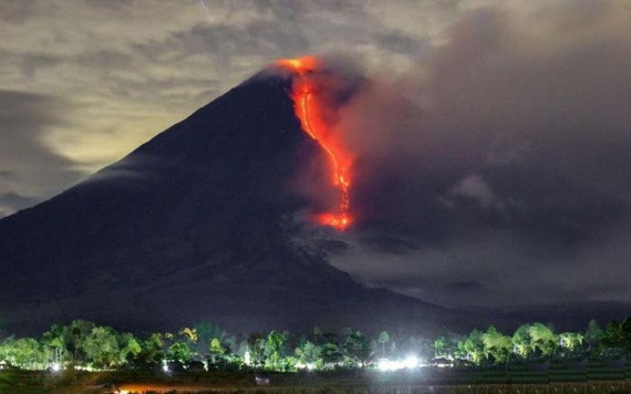 當地時間1月16日，印度尼西亞東爪哇省塞梅魯火山噴發，冒出大量濃煙遮天蔽日，景象壯觀。（圖源：互聯網）