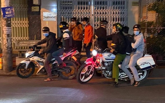 非法聚集賽車的3名年輕飆車徒被當場制服並押送至公安派出所。（圖源：視頻截圖）