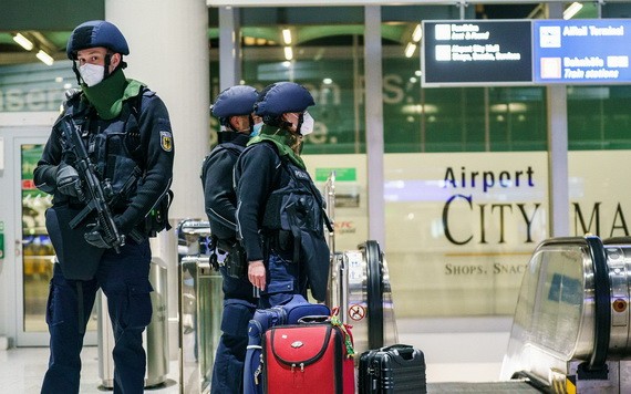 武警在法蘭克福機場警戒防衛。（圖源：DPA）