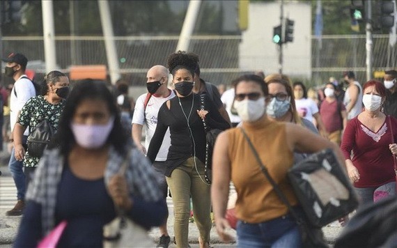 圖為巴西里約熱內盧街頭人潮戴口罩防疫。（圖源：Getty Images）