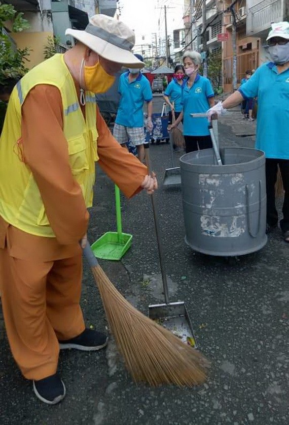 每次蓮華寺住持釋惟鎮法師都親自率領街區居民參與“每週打掃衛生”運動。