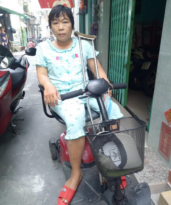 李旺玲每天兩趟騎著電動車去賣彩票。