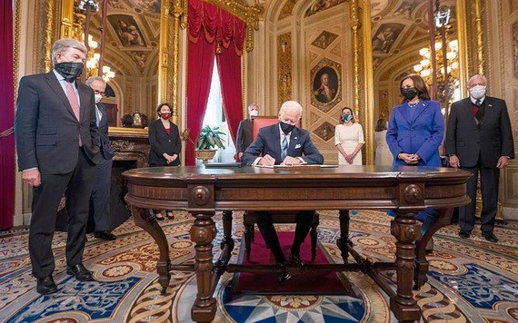 美國總統拜登就職後簽署一系列文件。（圖源：Getty Images）