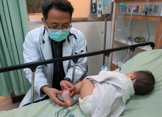 豐原醫院兒童感染科醫師馬瑞杉檢查小朋友身體狀況