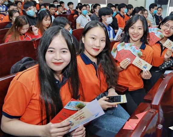 駱鴻大學大學生自1月17日起獲贈送返鄉車票。