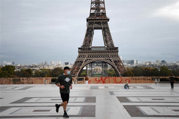 圖為2020年10月30日，巴黎艾菲爾鐵塔景點附近的遊客寥寥無幾。（圖源：互聯網）