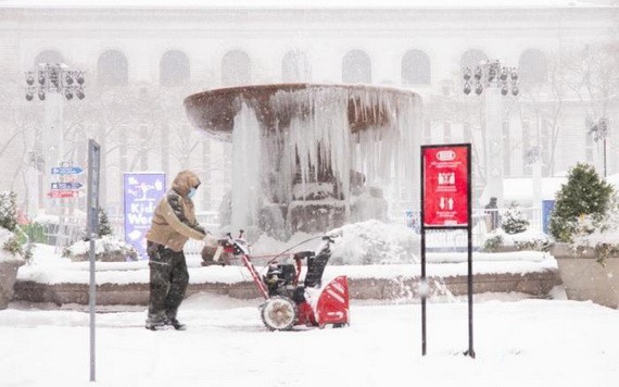 一名工作人員在紐約布萊恩公園內除雪。（圖源：互聯網）