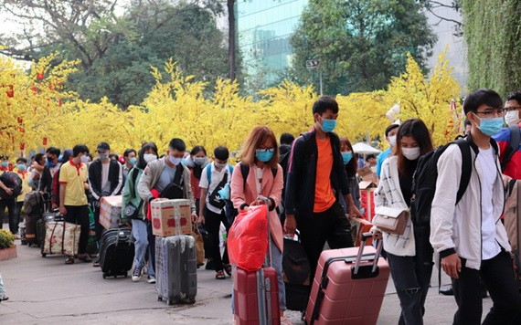 大學生們拖著行李箱上車回鄉過年。（圖源：阮景）