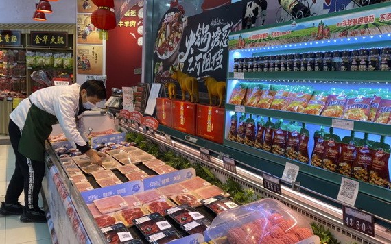 一名工作人員疫情期間在北京一家超市內擺放新西蘭進口牛肉。