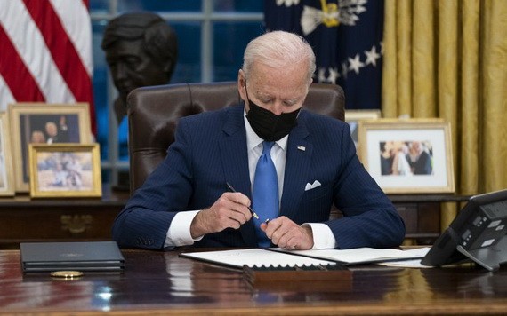 美國總統拜登當地時間2日在白宮簽署第二批涉及移民政策的行政令。（圖源：Getty Images）