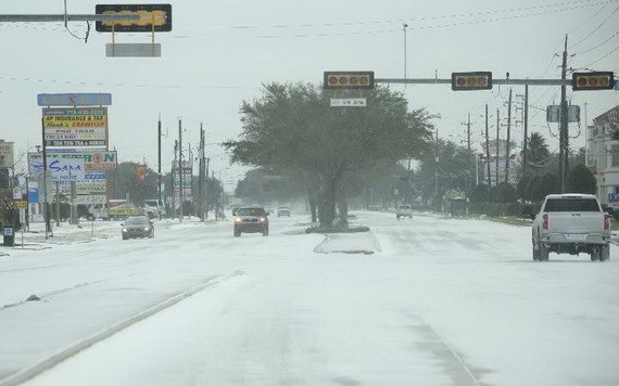 2月15日，在美國得克薩斯州休斯敦，車輛在積雪的道路上行駛。（圖源：新華社）