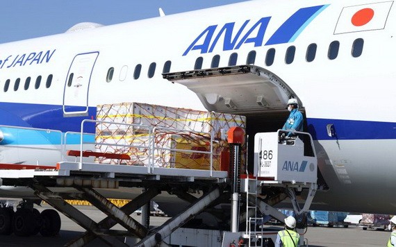 日本採購的第2批輝瑞疫苗21日由全日空（ANA）專機運輸，抵達東京成田機場。（圖源：AP）