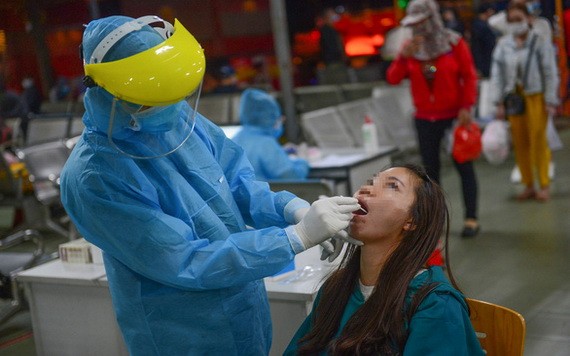 疫情防控工作人員在東區車站對來自疫區各省的抵站乘客進行隨機採檢。（圖源：光定）