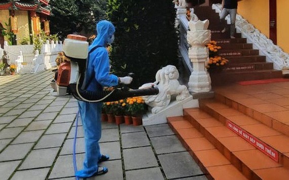 防疫工作人員對圓覺寺進行噴灑消毒。（圖源：秋莊）