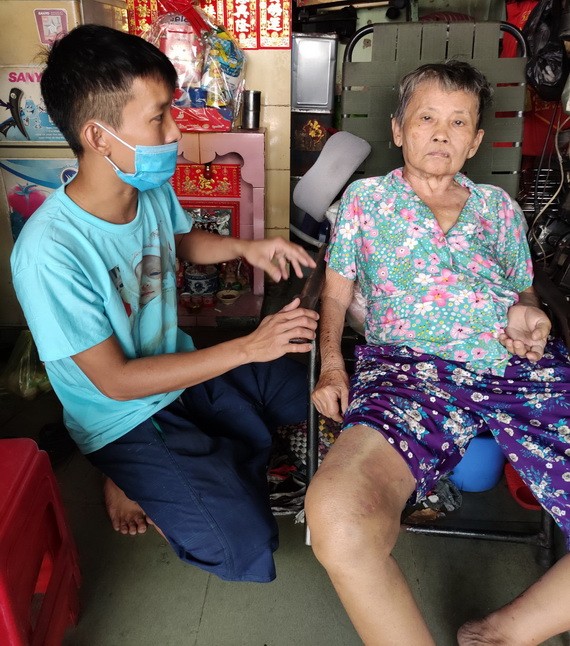 廖漢錦正照顧癱瘓的母親王桂英。