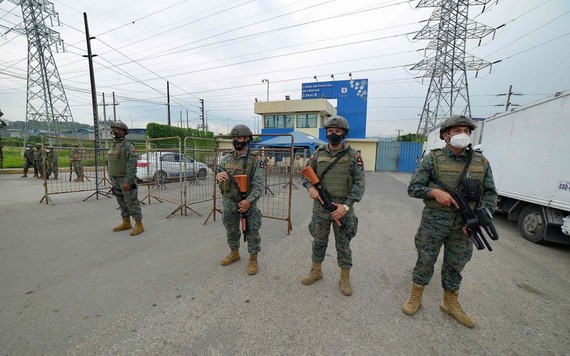 當地時間2月23日，士兵在厄瓜多爾瓜亞基爾發生暴亂的監獄外警戒。 （圖源：新華社）