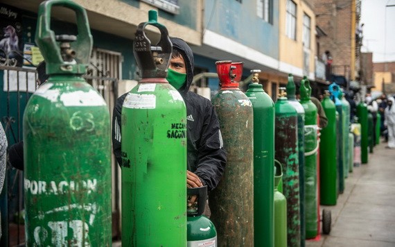 氧氣瓶被搬到卡亞俄街道上等待充氣。（圖源：AFP）