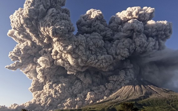 印尼錫納朋火山週二清晨開始噴發，火山濃煙遮蓋大片天空。（圖源：路透社）