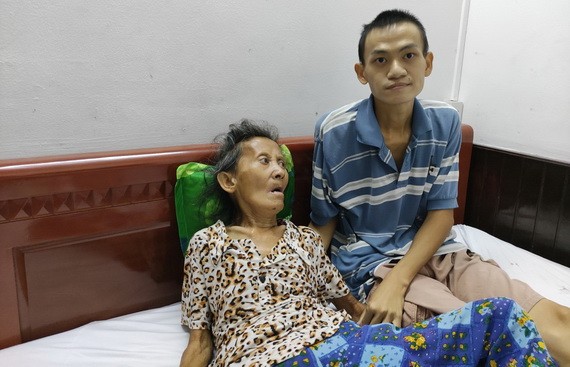 劉金鴻正在照顧癱瘓的母親魏銀女。