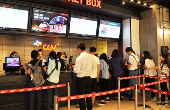 觀眾在CGV電影院排隊購買電影票。（圖源：互聯網）