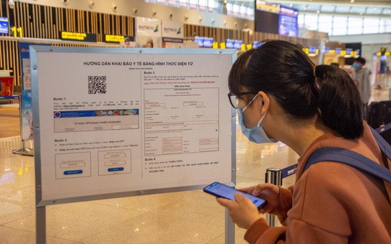 乘客在雲屯機場做電子健康申報。（圖源：D.Ngoc）