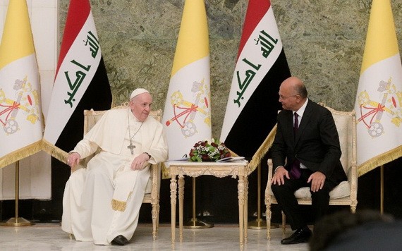 羅馬天主教教宗方濟各（左）在伊拉克總統府會晤該國總統薩利赫。（圖源：路透社）