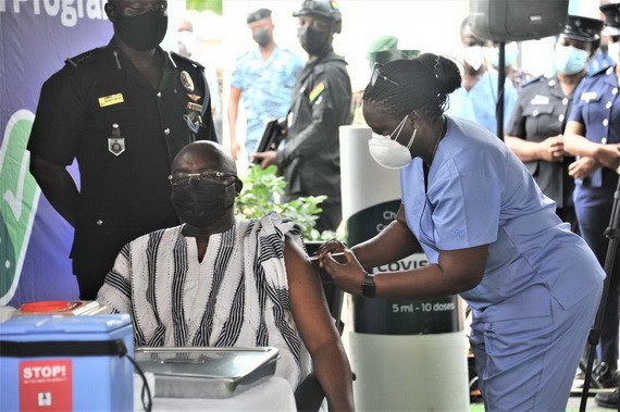 3月1日，加納副總統巴武米亞在首都阿克拉接種新冠疫苗。（圖源：新華社）