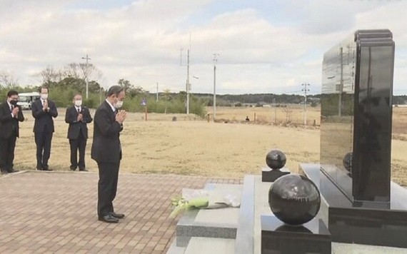 菅義偉到當年遭受海嘯沖擊的浪江町，向紀念碑獻花及默哀。（圖源：NHK）