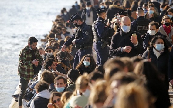 法國警方當天下午對巴黎塞納河畔的人群進行強制疏散，引發關注。（圖源：AFP）