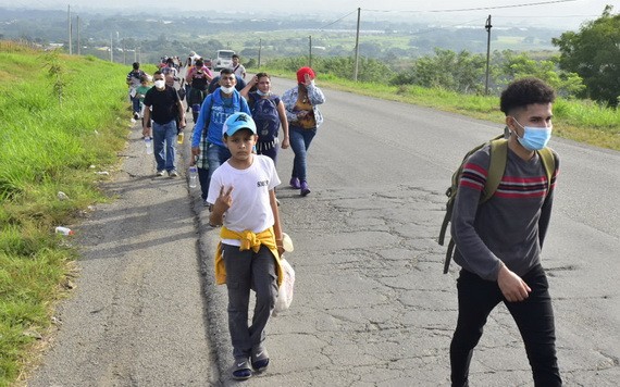 1月15日，在洪都拉斯北部城市科夫拉迪亞，中美洲民眾在當地公路上向北行進，希望能夠經由墨西哥進入美國。（圖源：新華社）