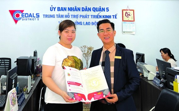陳輝強主任向女企業家轉交營業執照。
