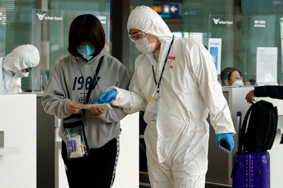 在韓國仁川機場工作人員檢查旅客防疫證明等。（圖源：Getty Images）