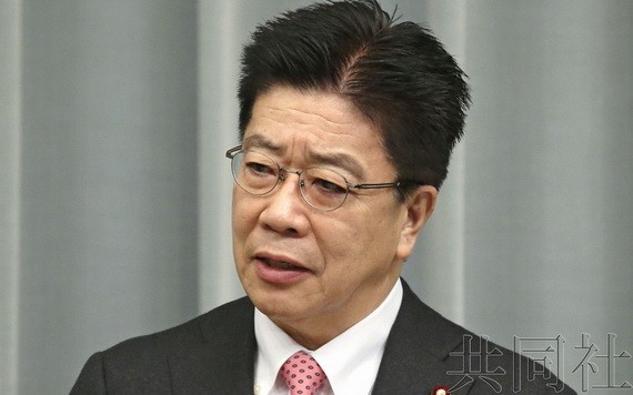 日本官房長官加藤勝信在8日的記者會上就瑞穗銀行接連發生系統故障表示遺憾。（圖源：共同社）