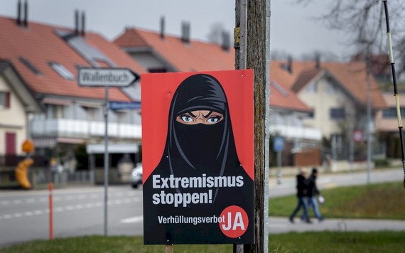 瑞士公投決定公眾場合是否禁穿罩袍遮住全臉。各城市可以看到上頭寫著「禁止激進伊斯蘭！」和「禁止極端主義！」的贊成陣營海報。（圖源：AFP）
