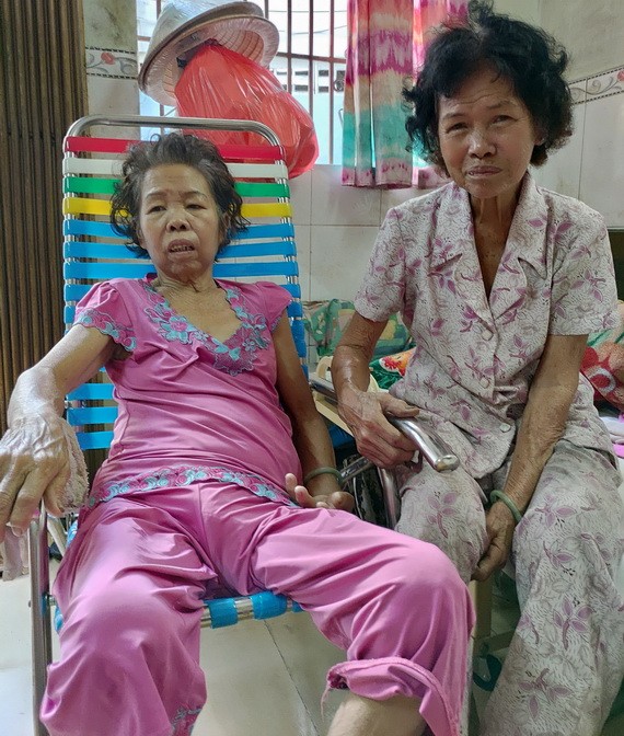 年紀大的姚金英每天照顧病倒的妹妹姚金蓮（左）。
