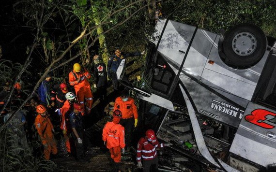 印尼大巴車墜崖現場。（圖源：互聯網）