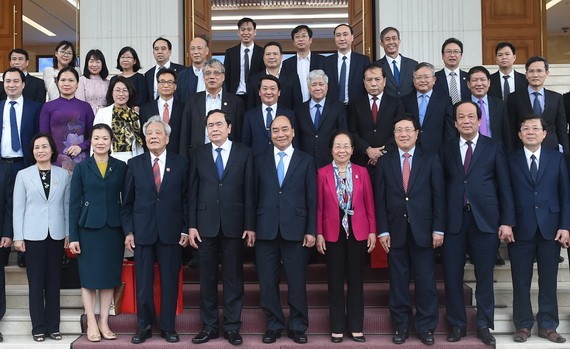 政府總理與越南祖國陣線中央委員會代表合影。（圖源：光孝）