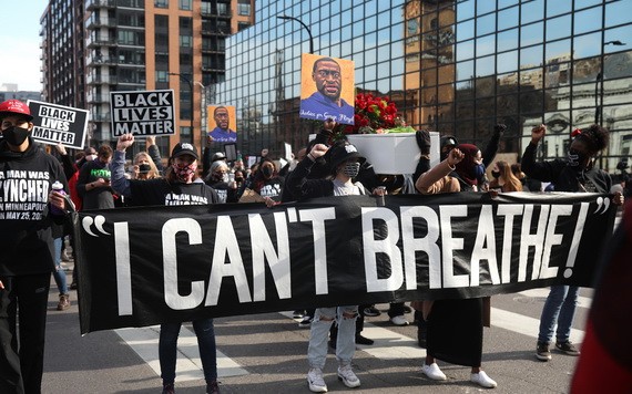 示威者舉起標語牌稱：“我不能呼吸”。（圖源：互聯網）