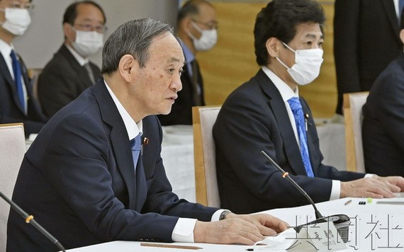 日本首相菅義偉16日在官邸召開的受新冠疫情打擊生活困難人群等緊急支援對策相關閣僚會議。（圖源：共同社）