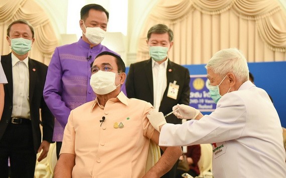 泰國開始接種阿斯利康疫苗，總理巴育成首位接種者。（圖源：AP）