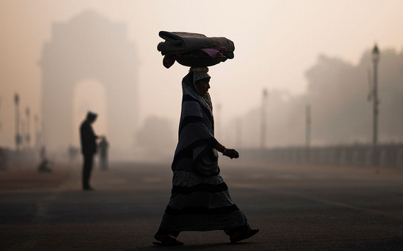 新德里污染嚴重，民眾走過印度門。（圖源：Getty Images）