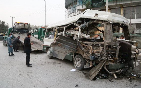 3月15日，首都喀布爾一輛汽車遭炸彈襲擊，造成至少15人受傷，市政人員在清理爆炸現場。（圖源：新華社）
