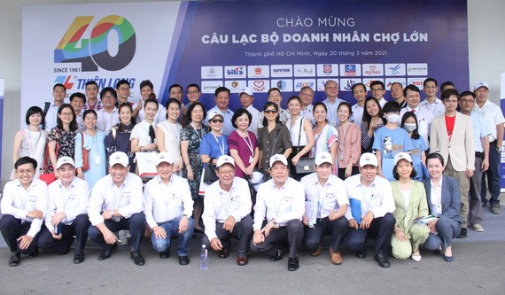天龍集團領導班子與各華人企業家合照。